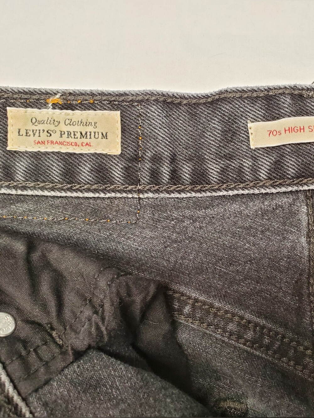 Levi's Premium 70s High Slim Straight Jeans Size 24 Gray Black Wash Ultra High - Picture 3 of 7